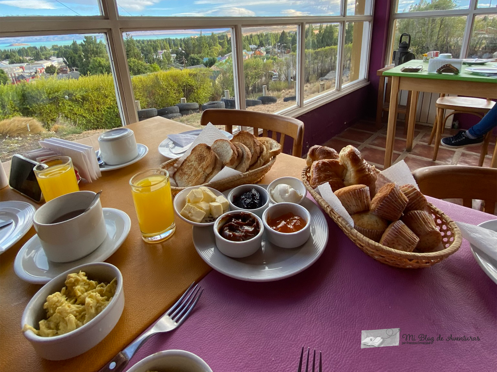 Desayuno típico argentino con medias lunas, hotel south b&b el calafate | Mi Blog de Aventuras | 2023