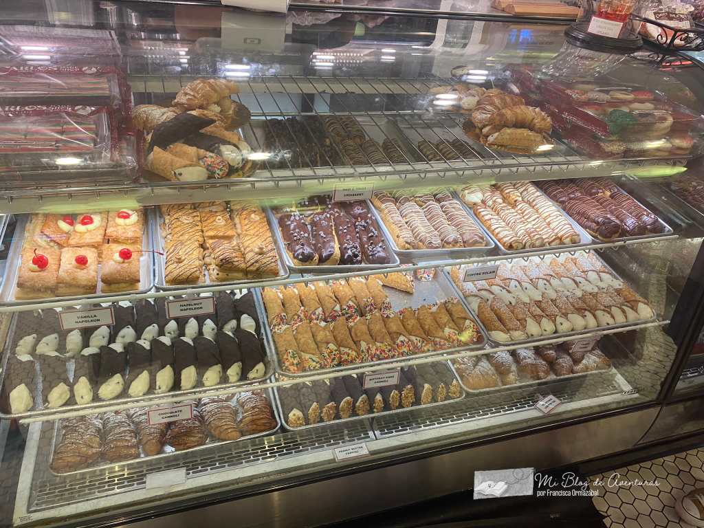 Vitrinas con cannolis en la Pastelería Carlo en Nueva York | Mi Blog de Aventuras | 2023