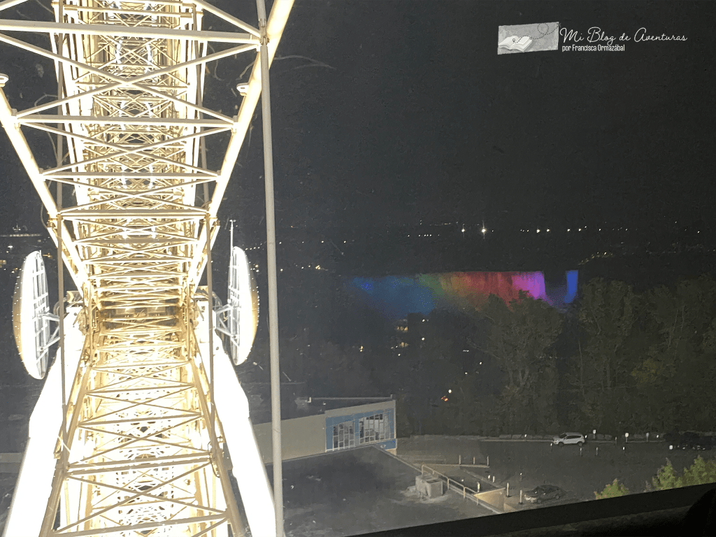 Vista de las cataratas iluminadas desde Niagara Skywheel, Niagara Falls, Canadá | Mi Blog de Aventuras | 2024