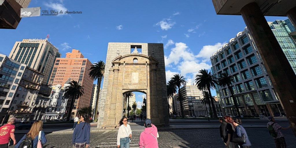 Puerta de la ciudadela y la Plaza Independencia | Mi Blog de Aventuras | 2025