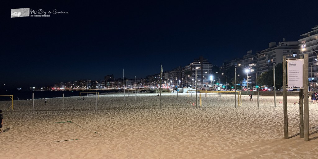 Playa Pocitos de noche en Montevideo | Mi Blog de Aventuras | 2025