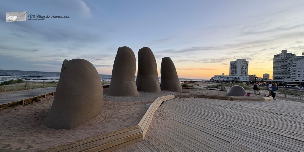 Escultura La Mano (Los dedos) en Punta del Este | Mi Blog de Aventuras | 2025